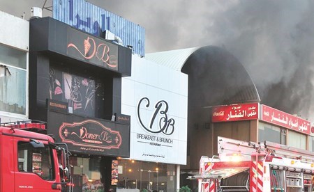 تواجد مكثف لرجال وآليات الإطفاء في موقع الحريق