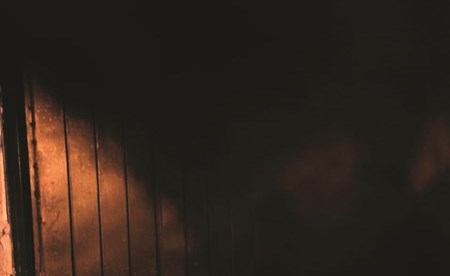 الحريق تسبب في سحب دخانية كثيفة غطت سماء منطقة الضجيج