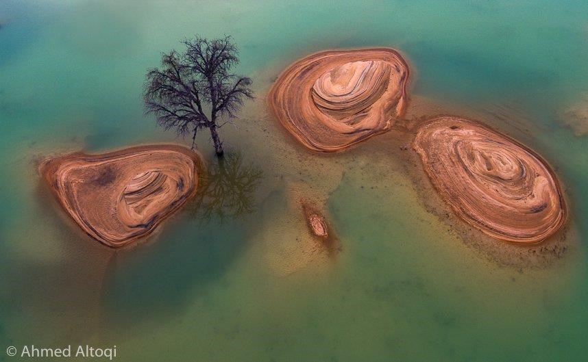 صور خلابة وساحرة لبحيرات خلفها إعصار ميكونو في صحراء الربع الخالي