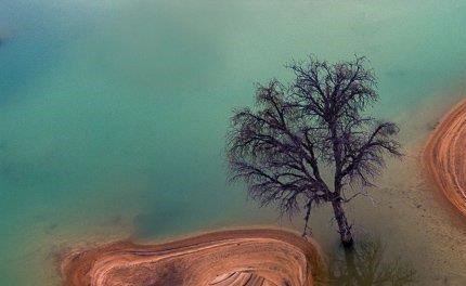 صور خلابة وساحرة لبحيرات خلفها إعصار ميكونو في صحراء الربع الخالي