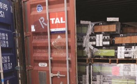 جانب من البضائع التي عرضتها الجمارك في مزاد الأربعاء الماضي