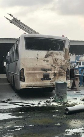 الاطفائيون أخلوا الموقع بعد تطاير أجزاء من الصهريج وتضرر مركبات