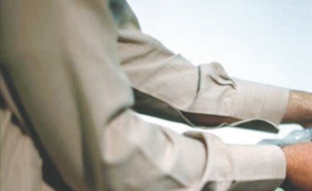 علاج أحد المرضى بلسع النحل