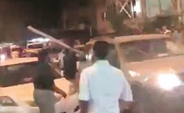 من المشهد المتداول لاستخدام العصي لمنع سلب السيارة