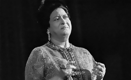 أم كلثوم في صورة نادرة أثناء بروفات الأغنية التي ماتت قبل أن تغنيها