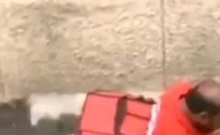 بالفيديو.. تصرف "مشين" لعامل ديليفري مع طلبات الزبائن.. والكاميرا تضبطه بالجرم المشهود