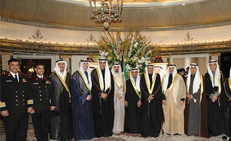 السفير خالد الدويسان متوسطا عدد من المهنئين وأركان السفارة خلال الاحتفال بالعيد الوطني