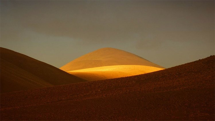  مشهد صحراوي لجبال الأنديز