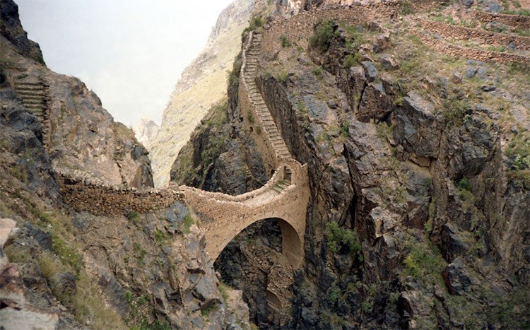  جسر في وادي ضيق أريز، سويسرا