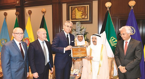 ﻿صاحب السمو الأمير الشيخ صباح الأحمد يتسلم شهادة التقدير من مجموعة البنك الدولي ﻿