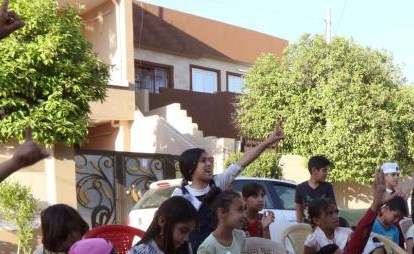 بالفيديو.. معلم عراقي يقدم دروسا مجانية بالشارع