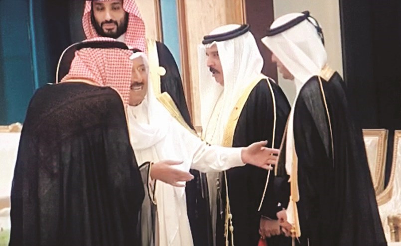 ﻿صاحب السمو يرعى مصافحة خادم الحرمين ورئيس وزراء قطر ﻿