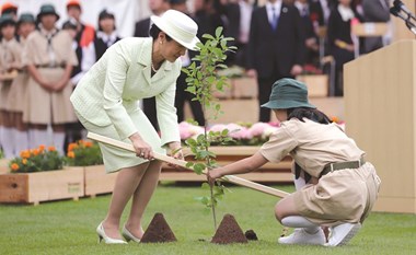 إمبراطور اليابان وزوجته يزرعان الأشجار لأول مرة منذ تتويجهما