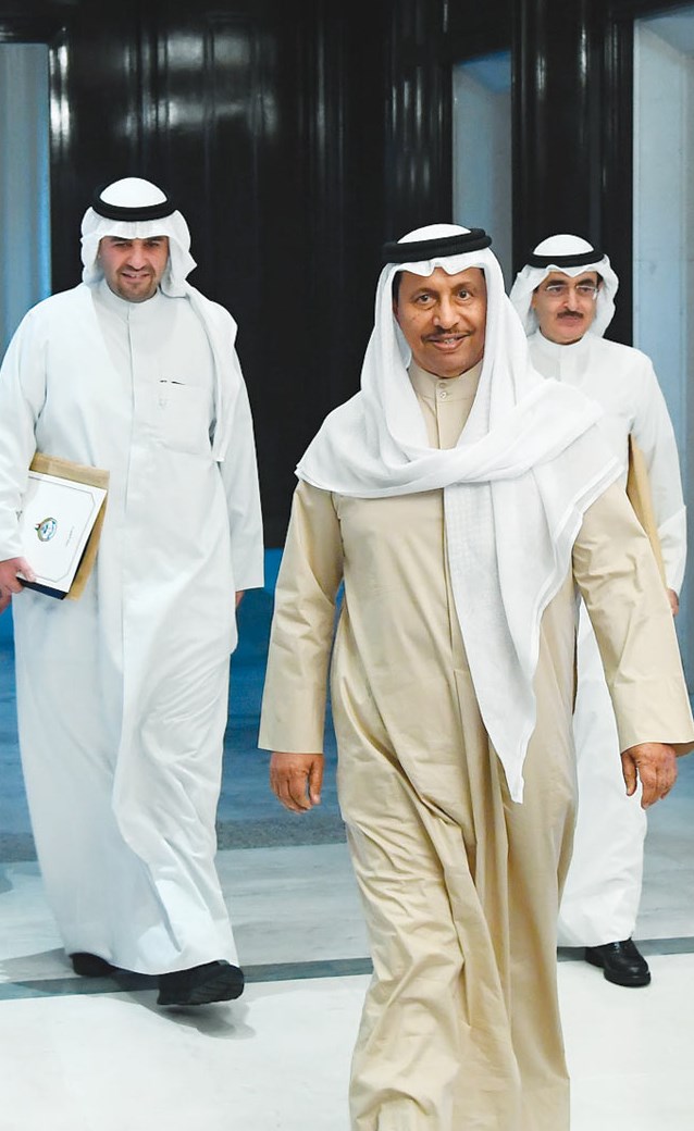سمو الشيخ جابر المبارك والوزير أنس الصالح وعبداللطيف الروضان في طريقهم إلى جلسة مجلس الوزراء أمس