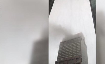 بالفيديو.. المشاهد الأولى بعد حادث تحطم مروحية على سطح مبنى بنيويورك