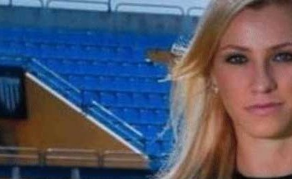 بالفيديو.. حكمة كرة قدم فاتنة تتلاعب بمشاعر اللاعبين