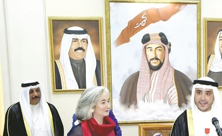 الشيخ د. أحمد ناصر المحمد يلقي كلمته خلال الحفل بعد تقليده الوسام من السفيرة ماري ماسدوبوي