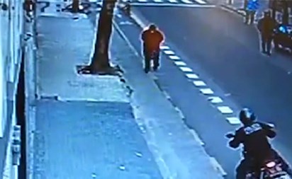 بالفيديو.. وسط الشارع.. شرطي يركل رجلا بوحشية ويقتله على الفور!