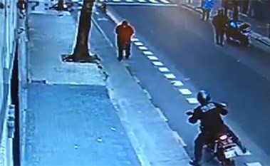 بالفيديو.. وسط الشارع.. شرطي يركل رجلا بوحشية ويقتله على الفور!