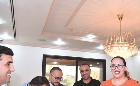 إحدى المواطنات التونسيات تعبر عن فرحتها بلون حبر التصويت على إصبعها