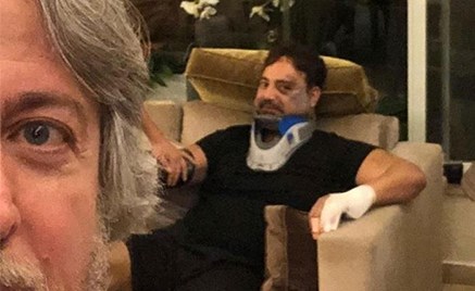 شاهد .. أول صور للفنان “عاصي الحلاني” بعد سقوط حصانه عليه ودخوله في غيبوبة