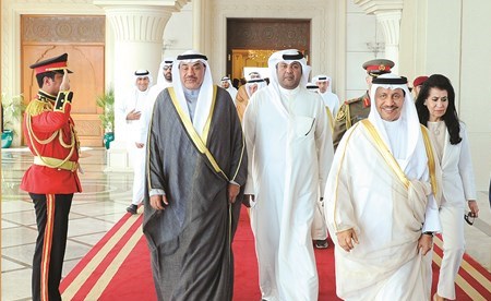 سمو الشيخ جابر المبارك لدى مغادرته إلى نيويورك ويبدو الشيخ صباح الخالد