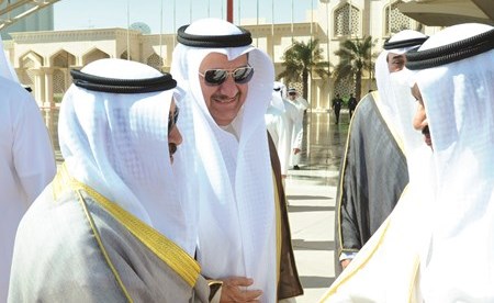 سمو الشيخ جابر المبارك مصافحا مودعيه ويبدو عيسى الكندري