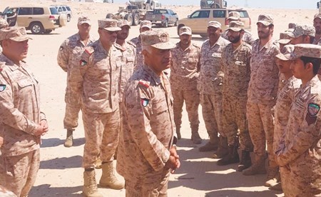 الفريق الركن محمد الخضر خلال حديثه إلى الضباط وضباط الصف