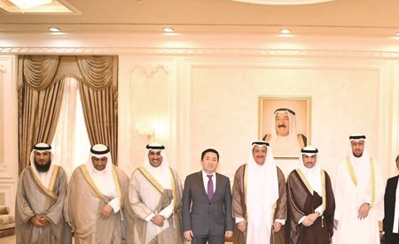 رئيس مجلس الأمة مرزوق الغانم متوسطا نائبه عيسى الكندري ود.فهد العفاسي ومحمد الدلال وراكـان النصف ومبارك الحريص وصفاء الهاشم وفراج العربيد والحميدي السبيعي وعلام الكندري والسفير الكازاخستاني