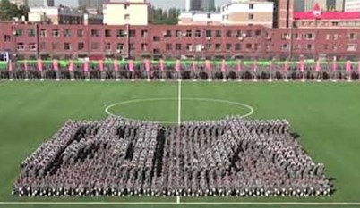 بالفيديو.. عرض مذهل لطلاب صينيين خلال التحضيرات ليوم التعليم