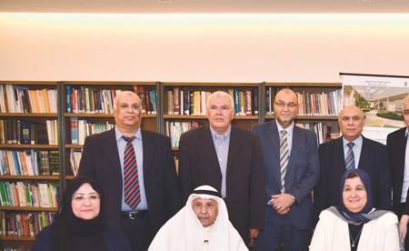 سبيكة الجاسر ومنى بورسلي والحضور خلال توقيع العقد (ريليش كومار)