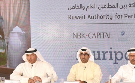 من اليمين م. محمد بوشهري ومطلق الصانع وفيصل الحمد وعصام القعود خلال المؤتمر الصحافي (متين غوزال)