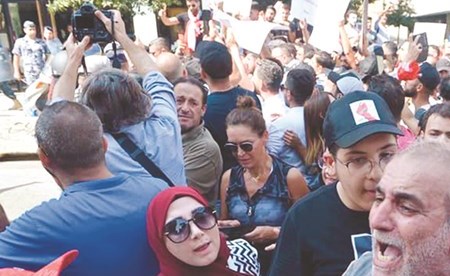 Ù
ØØªØ¬ÙÙ Ù
Ù Ø§ÙØØ±Ø§Ù Ø§ÙÙ
دÙ٠عÙÙ ØªØ±Ø¯Ù Ø§ÙØ§Ùضاع Ø§ÙØ§ÙØªØµØ§Ø¯ÙØ© Ø®ÙØ§Ù اعتصاÙ
ÙÙ
ÙÙ ÙØ³Ø· Ø¨ÙØ±Ùت (Ù
ØÙ
ÙØ¯ Ø§ÙØ·ÙÙÙ)