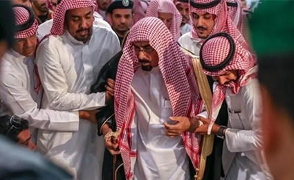 بالفيديو.. شاهد لقاء والدين مفجوعين وتعزية لعائلة الفغم