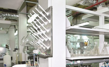 أجهزة ومعدات متطورة