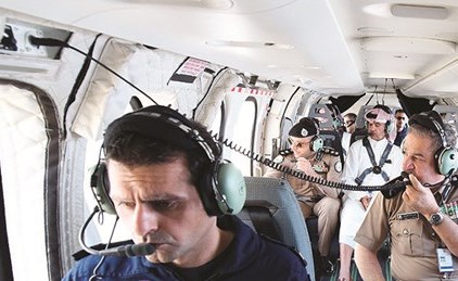 الفريق عصام النهام وإلى جواره اللواء جمال الصايغ يتابعان حركة السير من الطائرة