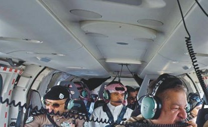 الفريق عصام النهام وإلى جواره اللواء جمال الصايغ يتابعان حركة السير من الطائرة