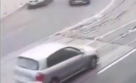 بالفيديو.. سلوك غريب لسائقة يؤدي إلى حادث سير جماعي