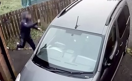 بالفيديو.. لص فاشل حاول سرقة سيارة فحطم وجهه