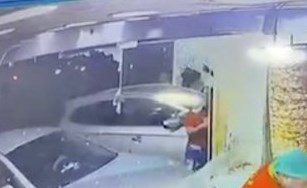 بالفيديو.. تفاصيل اقتحام سيارة لمطعم بجدة تقودها سيدة.. وما فعله العامل نال الإعجاب