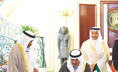 الشيخ صباح الخالد اثناء توقيع اتفاقية التفاهم مع د.سحر نصر