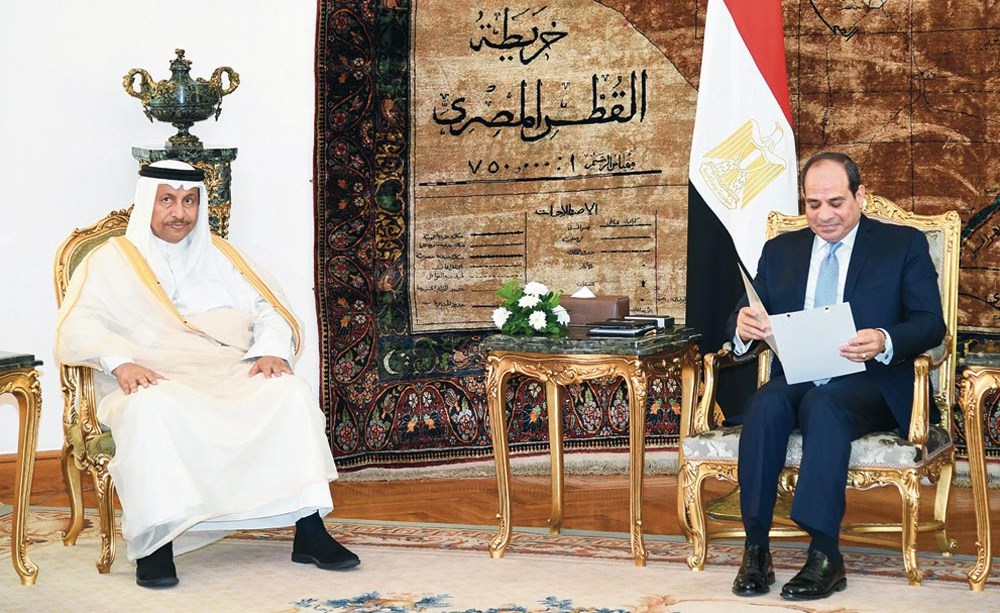 الرئيس المصري عبدالفتاح السيسي يطلع على رسالة صاحب السمو الأمير التي سلمها له سمو الشيخ جابر المبارك