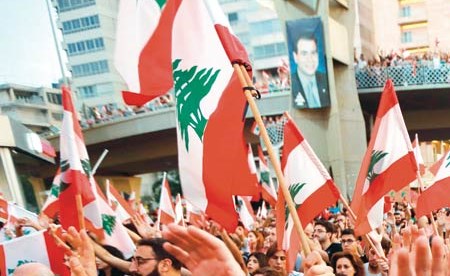Ù
ØªØ¸Ø§ÙØ±Ø© ÙØ¨ÙاÙÙØ© تØÙ
Ù ÙØ§Ùتة ÙØªØ¨ عÙÙÙØ§ «إذا ÙÙ
ÙÙÙ Ø§ÙØ¢Ù.. ÙÙ
ØªÙØ! ÙØ¥Ø°Ø§ ÙÙ
ÙÙÙ Ø£ÙØªÙ
.. ÙÙ
ÙØ!» (رÙÙØªØ±Ø²)