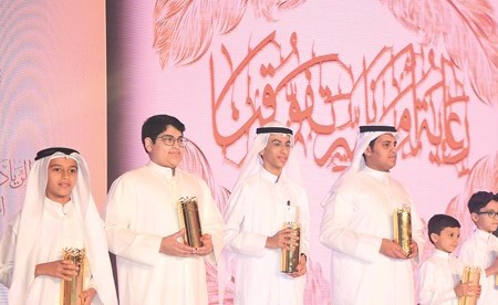 الشيخ علي الجراح وفاطمة الأمير مع بعض المكرمين من أبناء الشهداء(محمد هاشم)