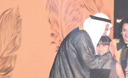 الشيخ علي الجراح مقبلا احدى الفائقات