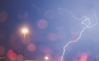 جانب من البرق والأمطار الرعدية التي هطلت أمس(هاني الشمري)