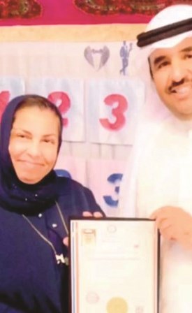 الشيخ دعيج الخليفة يتسلم الشهادة من د.نجاح العنزي