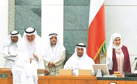 رئيس مجلس الأمة مرزوق الغانم وعلي الدقباسي ود.جنان بوشهري ود.فهد العفاسي وعيسى الكندري على المنصة وتبدو الأمانة العامة (هاني الشمري)