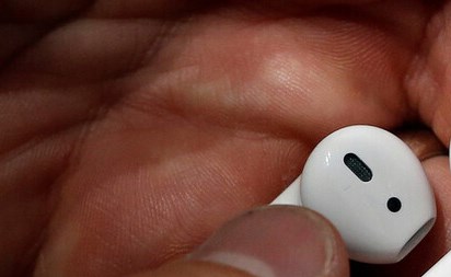 بالفيديو.. مخادع يشعل الإنترنت بسماعات AirPods مزيفة