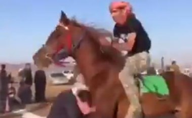 بالفيديو.. إصـابة عنيفة لشخص ارتطم بحصان بعد نزوله لمضمار سباق خيل في السعودية